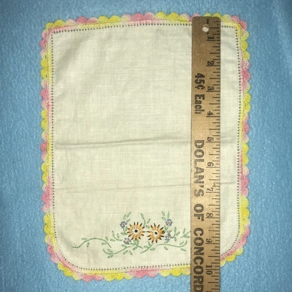 CROCHETED vintage embroidered basket of flowers set of 3 matching table mats - Picture 6 of 7